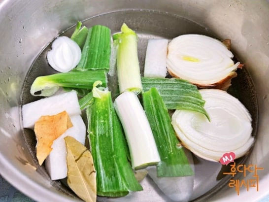 Cách làm món bò hầm trứng cút lạ miệng, hấp dẫn-4