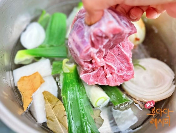 Cách làm món bò hầm trứng cút lạ miệng, hấp dẫn-5