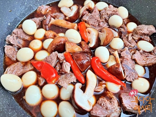 Cách làm món bò hầm trứng cút lạ miệng, hấp dẫn-8