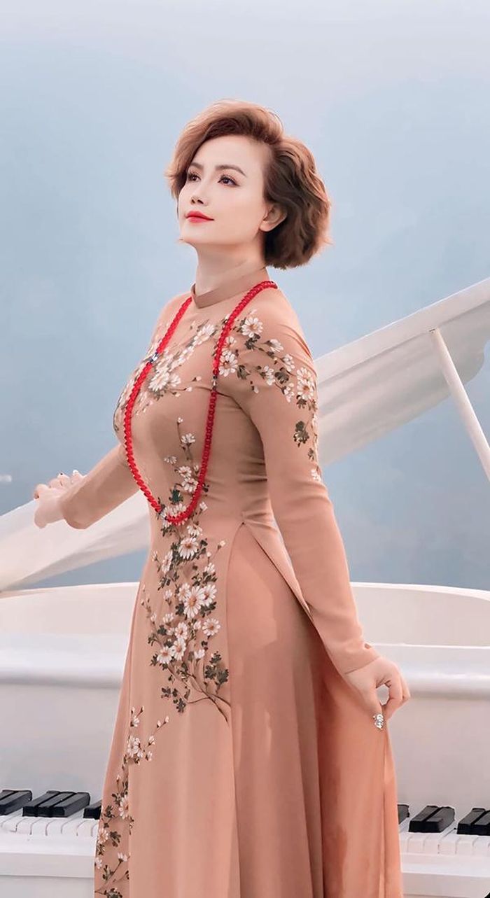 Sắc vóc đời thực trẻ đẹp của nữ diễn viên lấy chồng lần 5-7