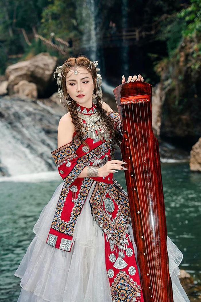 Sắc vóc đời thực trẻ đẹp của nữ diễn viên lấy chồng lần 5-3