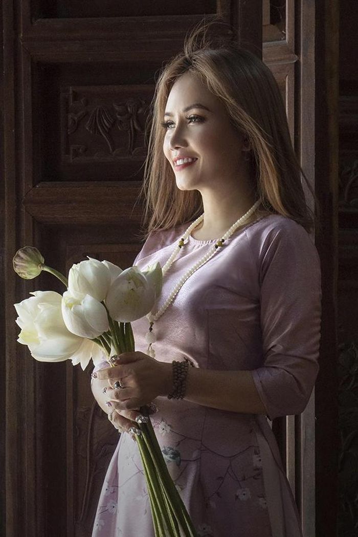 Sắc vóc đời thực trẻ đẹp của nữ diễn viên lấy chồng lần 5-8