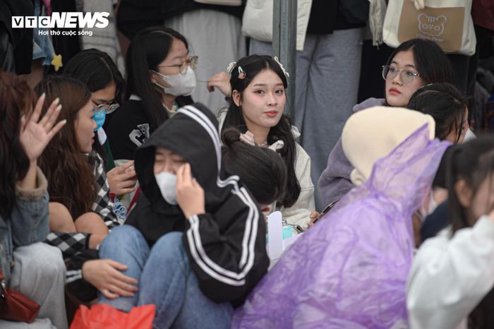 Vượt 70km, đội mưa xếp hàng từ 4h để xem Concert 3 Anh trai say hi-11