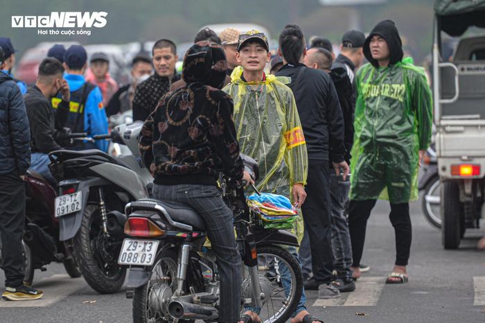 Vượt 70km, đội mưa xếp hàng từ 4h để xem Concert 3 Anh trai say hi-16