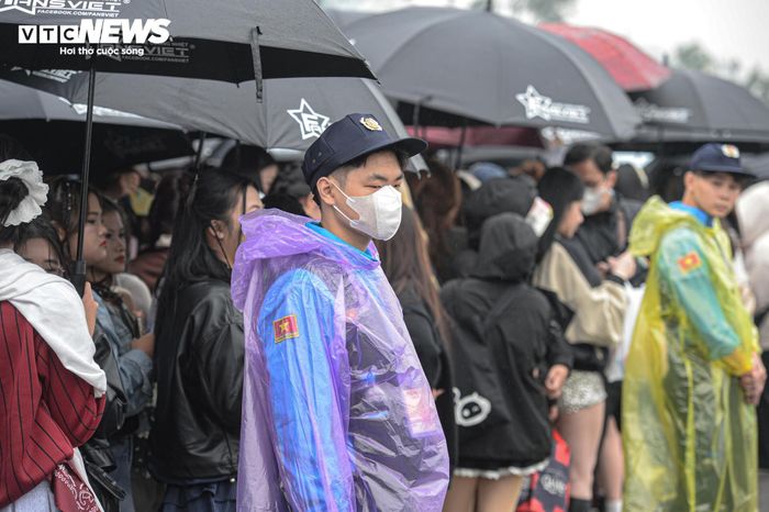 Vượt 70km, đội mưa xếp hàng từ 4h để xem Concert 3 Anh trai say hi-12