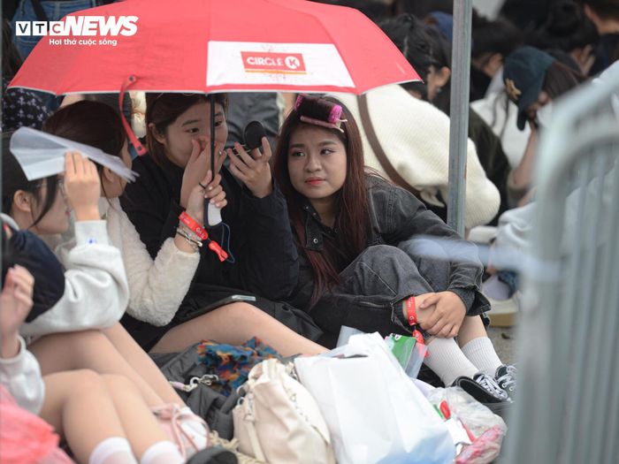 Vượt 70km, đội mưa xếp hàng từ 4h để xem Concert 3 Anh trai say hi-10