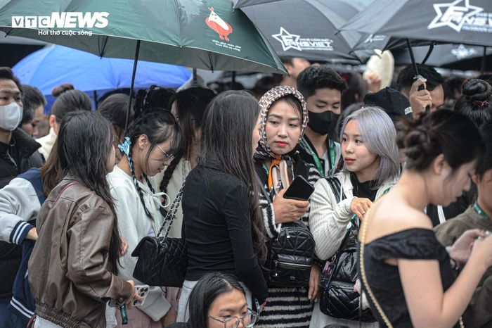 Vượt 70km, đội mưa xếp hàng từ 4h để xem Concert 3 Anh trai say hi-3