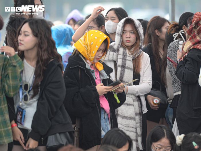 Vượt 70km, đội mưa xếp hàng từ 4h để xem Concert 3 Anh trai say hi-13