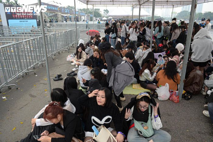 Vượt 70km, đội mưa xếp hàng từ 4h để xem Concert 3 Anh trai say hi-4