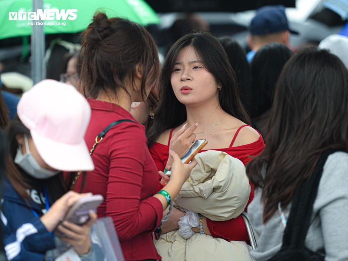 Vượt 70km, đội mưa xếp hàng từ 4h để xem Concert 3 Anh trai say hi-8