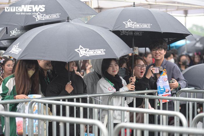 Vượt 70km, đội mưa xếp hàng từ 4h để xem Concert 3 Anh trai say hi-2