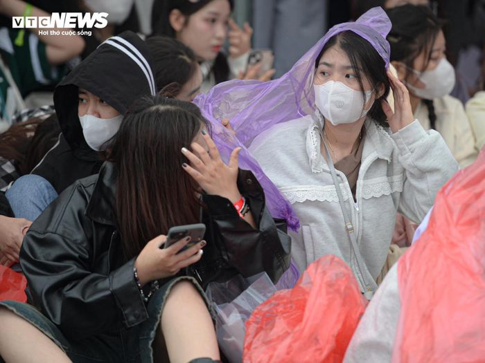 Vượt 70km, đội mưa xếp hàng từ 4h để xem Concert 3 Anh trai say hi-5