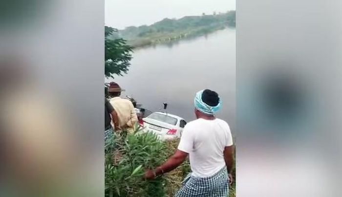 Ô tô bất ngờ lao xuống hồ, 5 người thiệt mạng-1