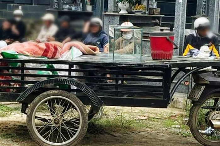 Phát hiện thi thể người đàn ông bọc kín chăn bông trên thùng xe lôi-1