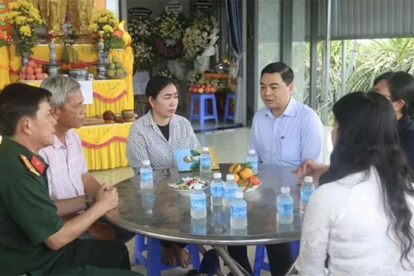 Hình ảnh truy tặng Huân chương Bảo vệ Tổ quốc cho 12 liệt sĩ Quân khu 7-4