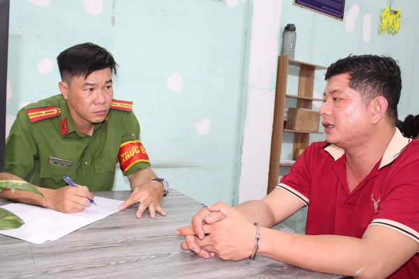 Bắt kẻ cướp giật dây chuyền 89 triệu đồng của du khách nước ngoài-1