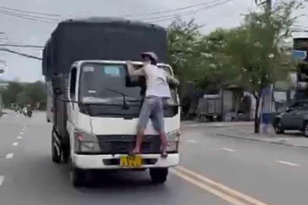 Thông tin mới vụ người đàn ông bám đầu xe tải ở Thủ Đức-2