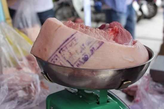 Dấu kiểm định trên thịt lợn có độc hại?