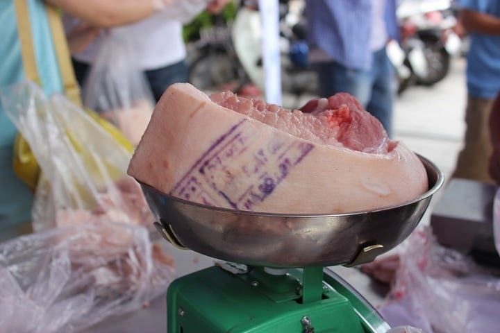 Dấu kiểm định trên thịt lợn có độc hại?-1