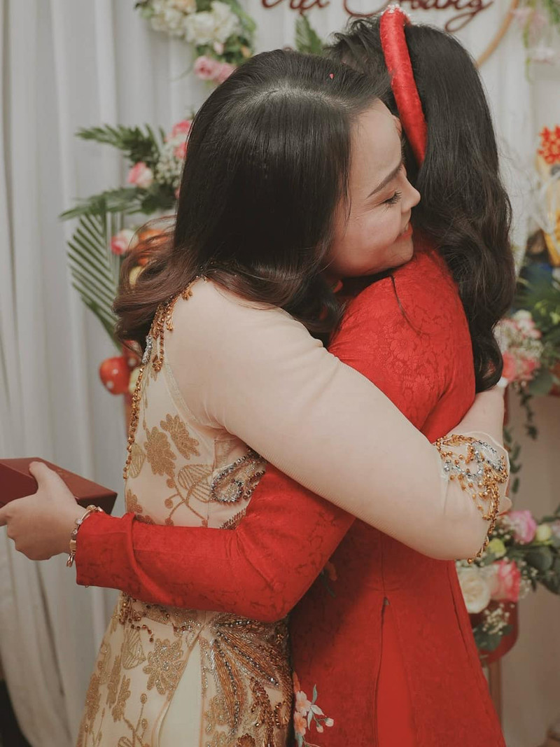 Đám cưới tất bật, cô dâu Hà Nội bỗng òa khóc vì dòng chữ của mẹ-2