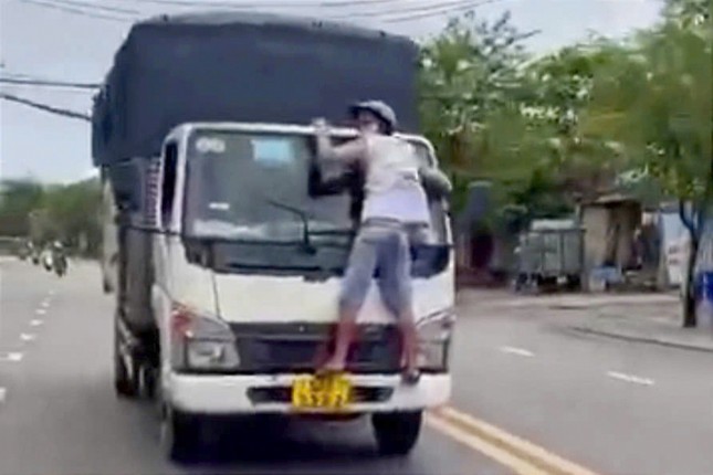 Bắt tài xế lái xe tải lao vun vút trên đường dù có người bám kính chắn gió-2