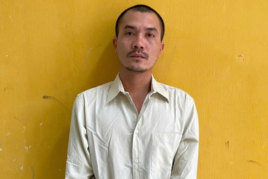 Bắt tài xế lái xe tải lao vun vút trên đường dù có người bám kính chắn gió-1