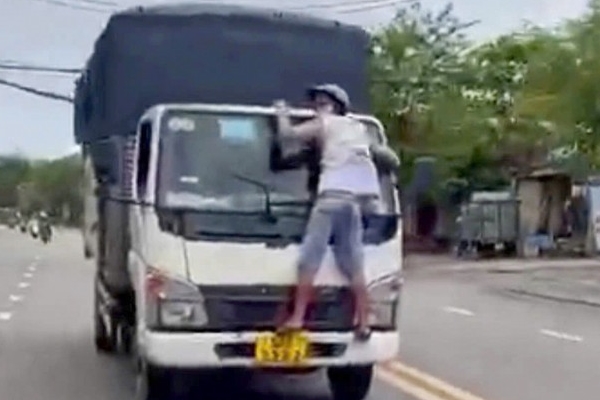 Công an xác minh clip nữ tài xế vừa lái ô tô vừa hát karaoke-2