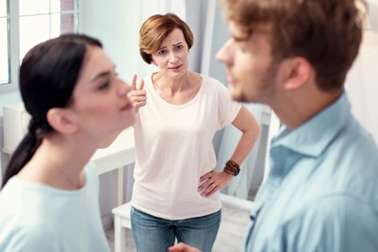 Mắc kẹt trong nỗi hờn giận của mẹ và vợ