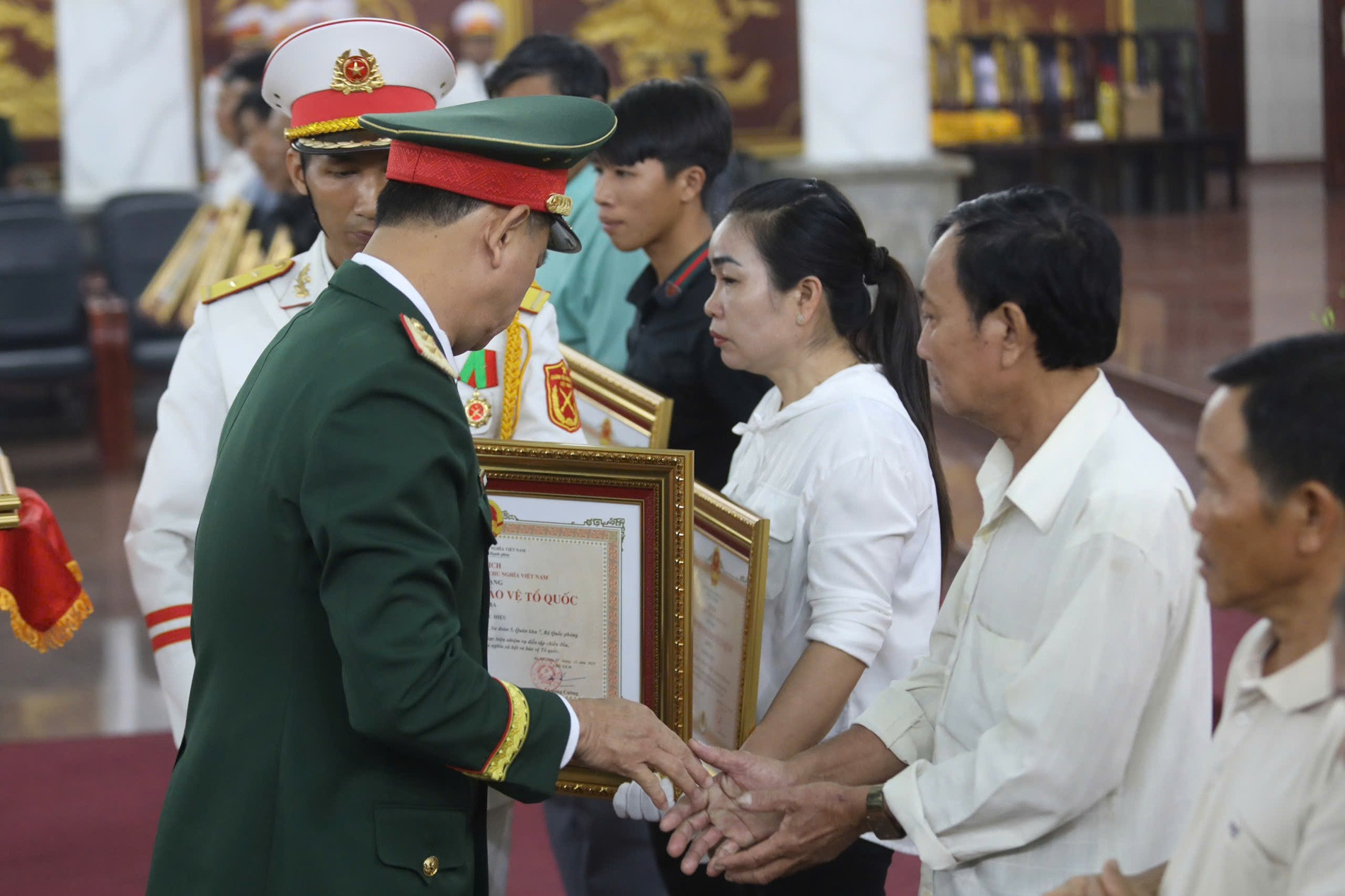 Hình ảnh truy tặng Huân chương Bảo vệ Tổ quốc cho 12 liệt sĩ Quân khu 7-1