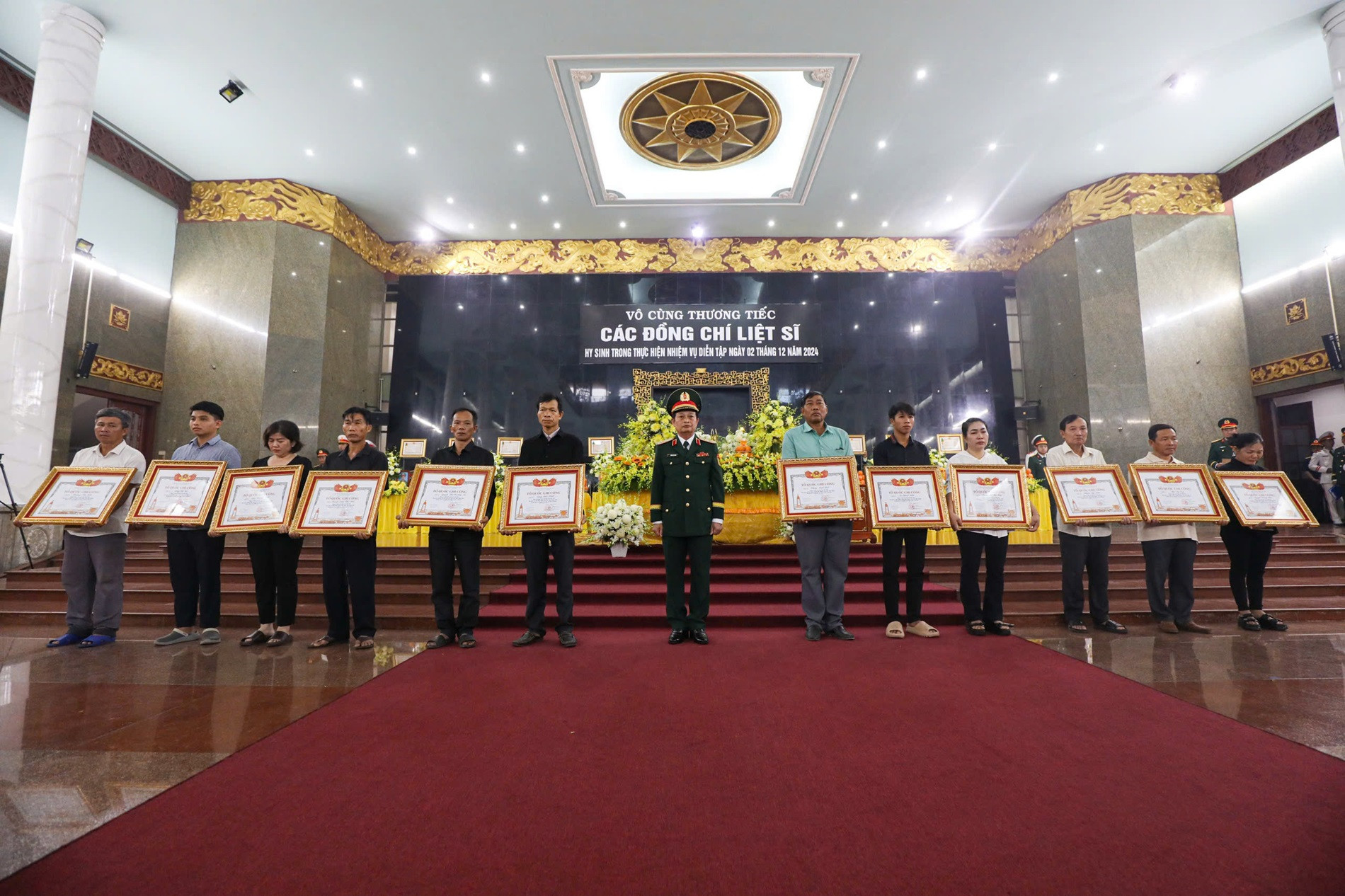 Hình ảnh truy tặng Huân chương Bảo vệ Tổ quốc cho 12 liệt sĩ Quân khu 7-2