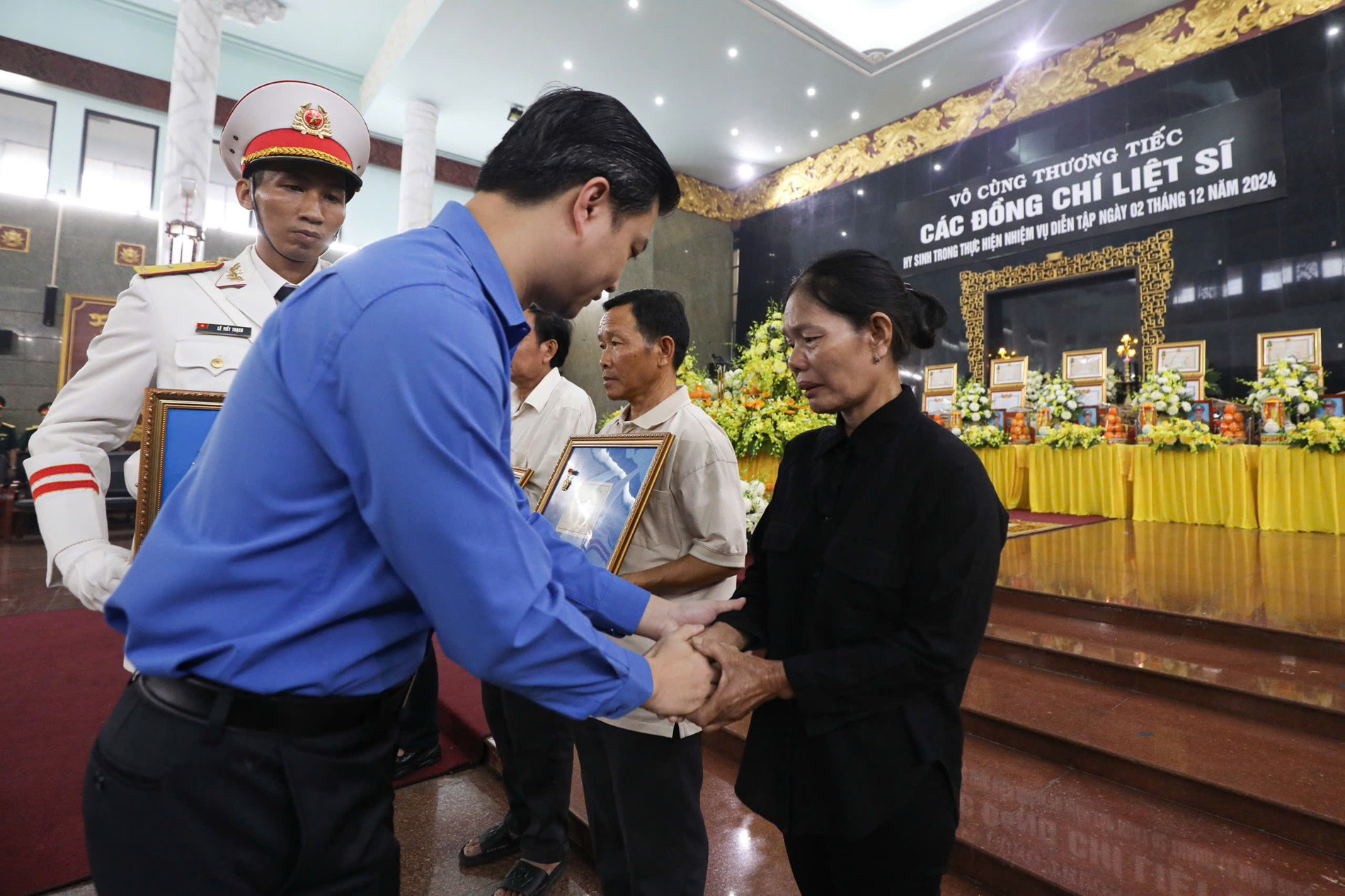 Hình ảnh truy tặng Huân chương Bảo vệ Tổ quốc cho 12 liệt sĩ Quân khu 7-3