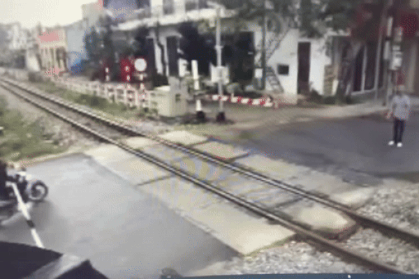 Tai nạn liên hoàn trên vành đai 3 Hà Nội, ô tô lật chắn ngang đường-2
