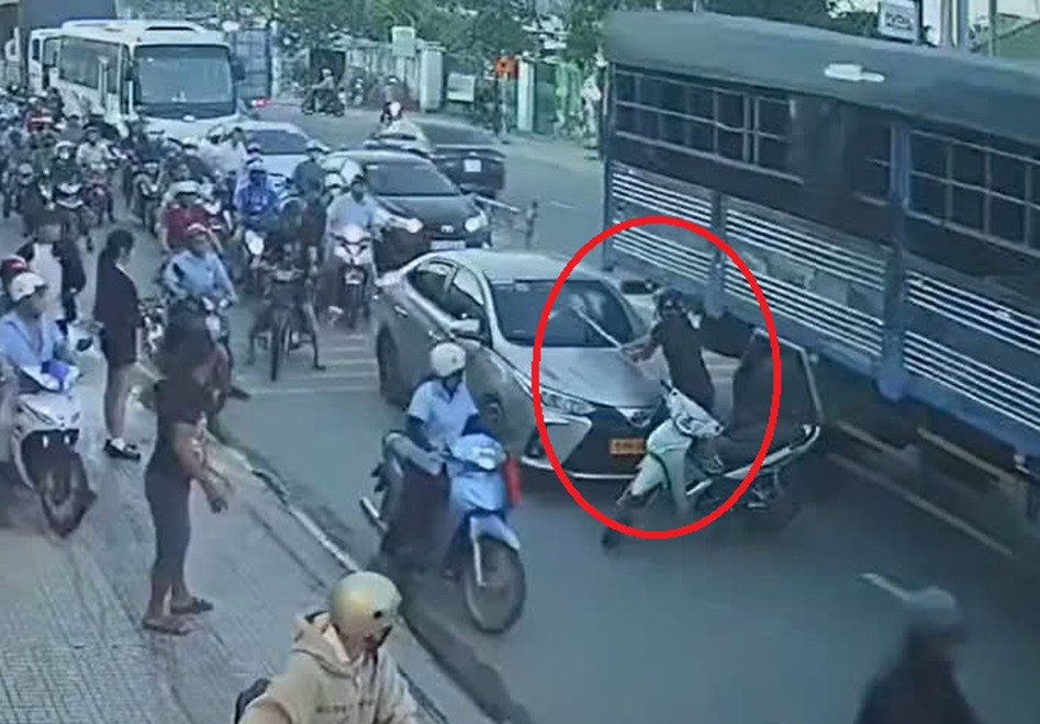 Nam thanh niên đập phá xe ô tô khi va quẹt trên đường ở Bình Dương-1