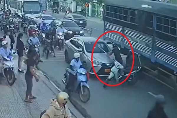 Bắt 10 thanh thiếu niên mang dao, vỏ chai bia đi càn trên phố tại Nghệ An-2