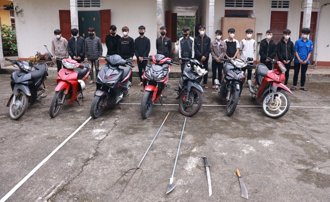 Bắt nhóm ‘quái xế’ mang hung khí rượt đánh người đi đường-1