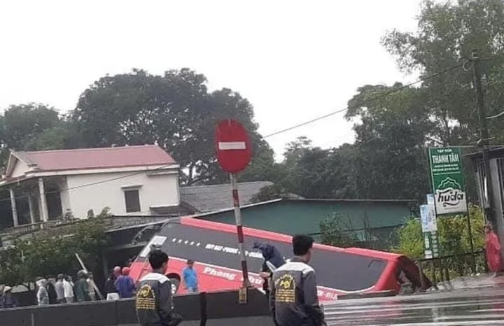 Xe giường nằm lao lên lề đường rồi lật nghiêng, hành khách may mắn thoát chết-1