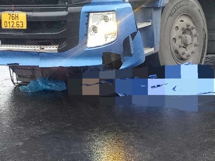 Xe giường nằm lao lên lề đường rồi lật nghiêng, hành khách may mắn thoát chết-2