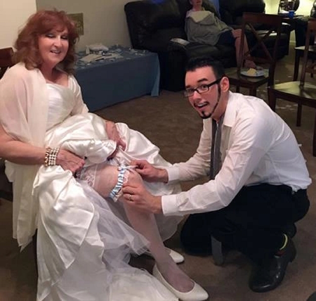 Chàng trai 17 tuổi cưới cụ bà 71 tuổi sau 3 tuần trúng tiếng sét ái tình-3