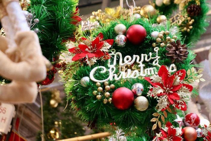 Thị trường Noel Hà Nội: Sản phẩm đa dạng, người mua cầm chừng-11