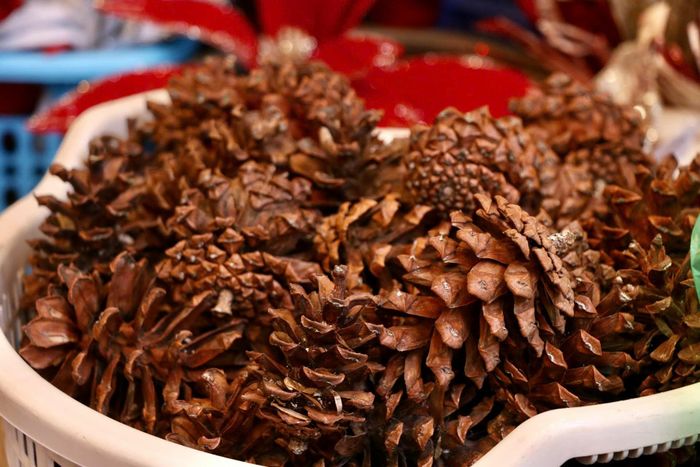 Thị trường Noel Hà Nội: Sản phẩm đa dạng, người mua cầm chừng-10