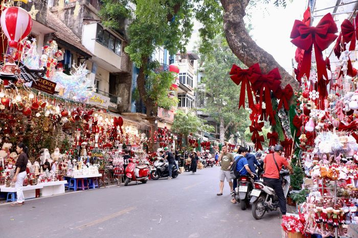 Thị trường Noel Hà Nội: Sản phẩm đa dạng, người mua cầm chừng-1