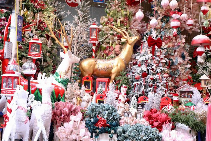 Thị trường Noel Hà Nội: Sản phẩm đa dạng, người mua cầm chừng-5