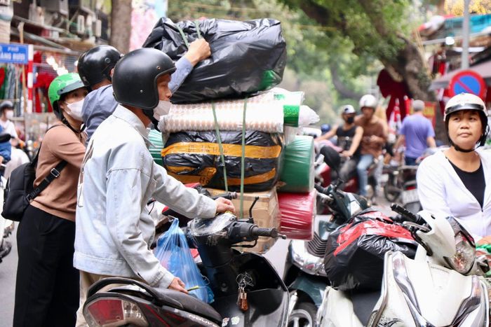 Thị trường Noel Hà Nội: Sản phẩm đa dạng, người mua cầm chừng-14