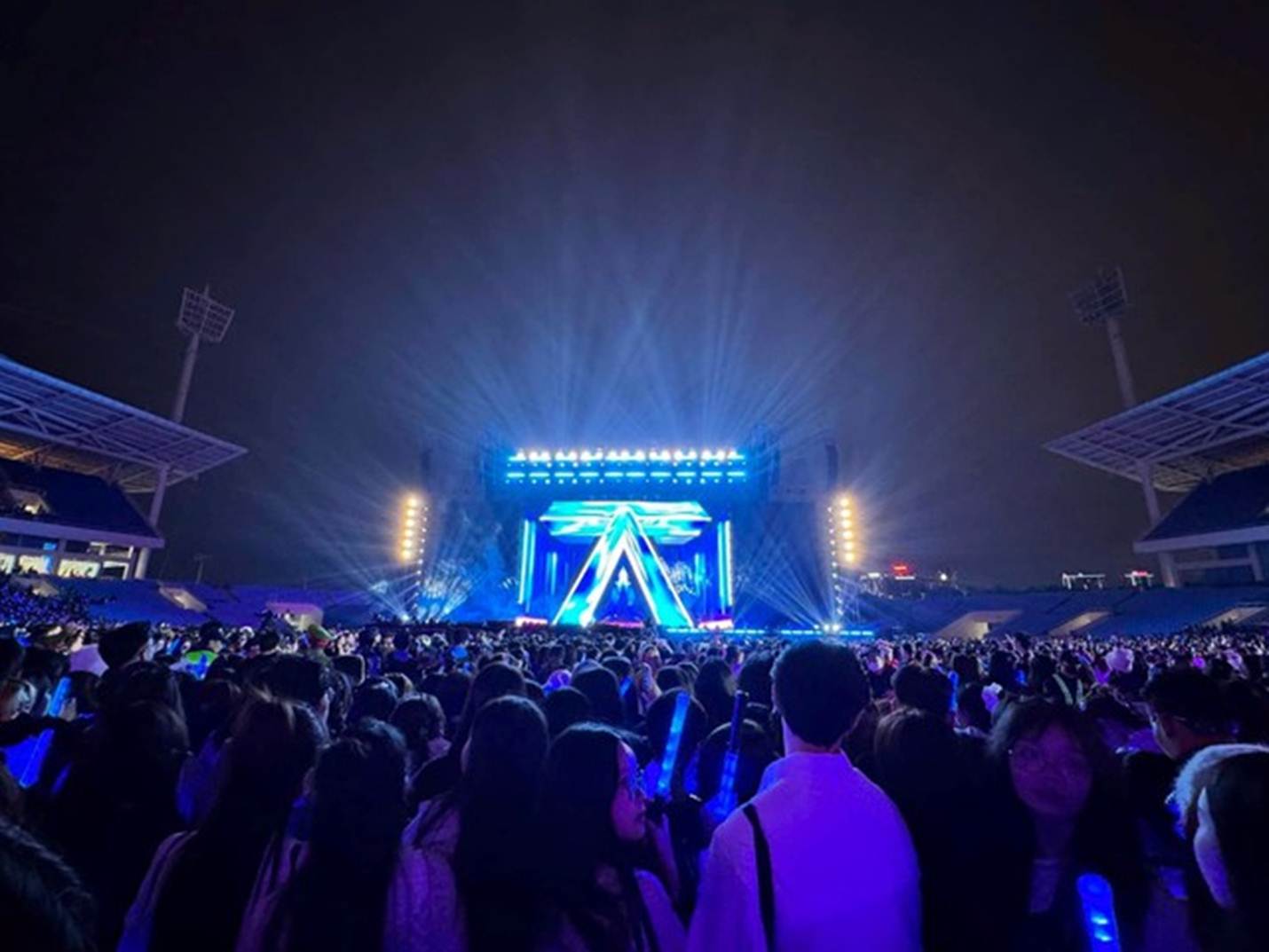 Khoảnh khắc HIEUTHUHAI xé đồ, biến hình gây sốc trên sân khấu concert-1