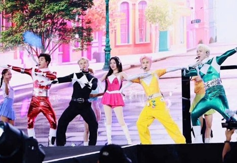 Khoảnh khắc HIEUTHUHAI xé đồ, biến hình gây sốc trên sân khấu concert-5