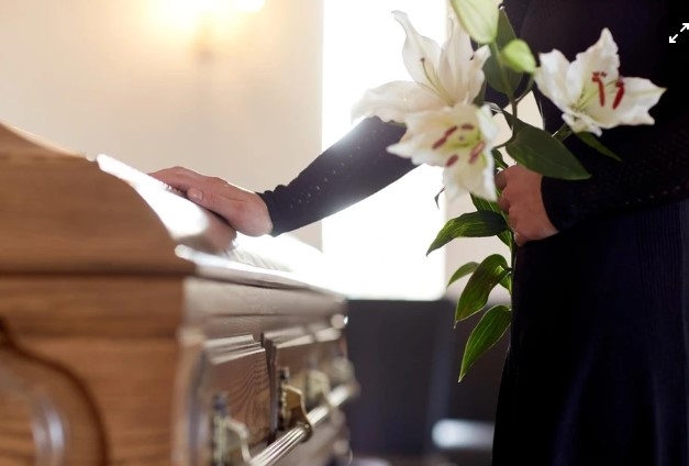 Vừa được đưa vào nhà tang lễ, cụ bà 74 tuổi bất ngờ sống lại-1