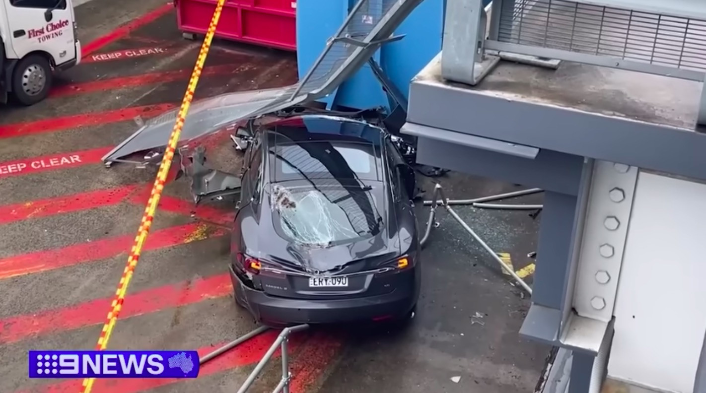 Xe điện Tesla Model S làm náo loạn bãi đỗ rồi bay từ tầng cao xuống đất-1