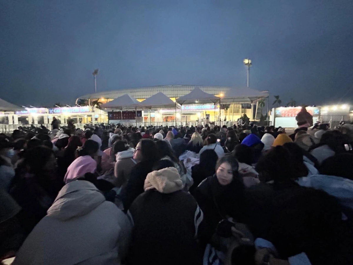 Khán giả tiếp tục xếp hàng từ 3 giờ sáng chờ xem Anh trai say hi-1