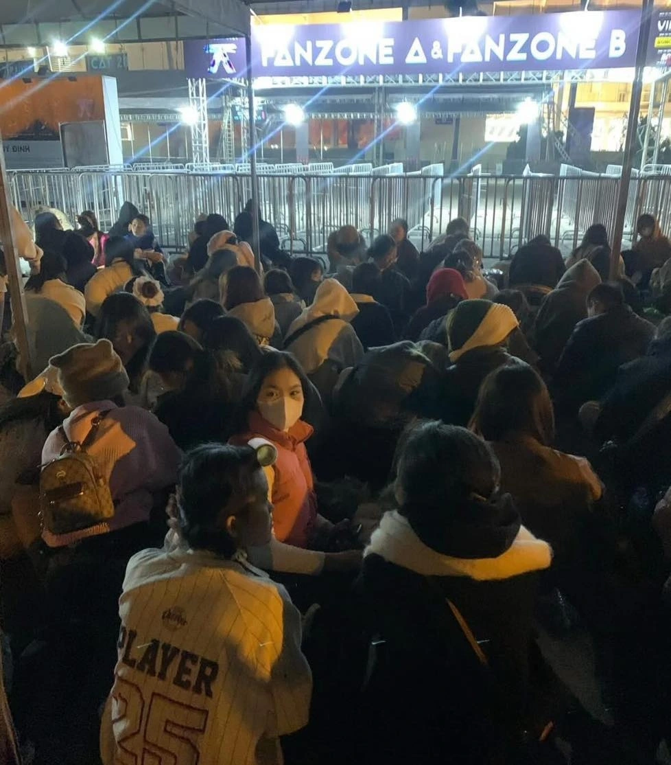Khán giả tiếp tục xếp hàng từ 3 giờ sáng chờ xem Anh trai say hi-2