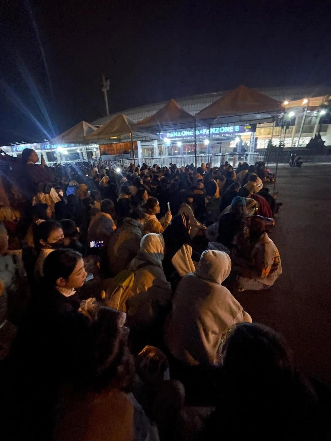 Khán giả tiếp tục xếp hàng từ 3 giờ sáng chờ xem Anh trai say hi-3